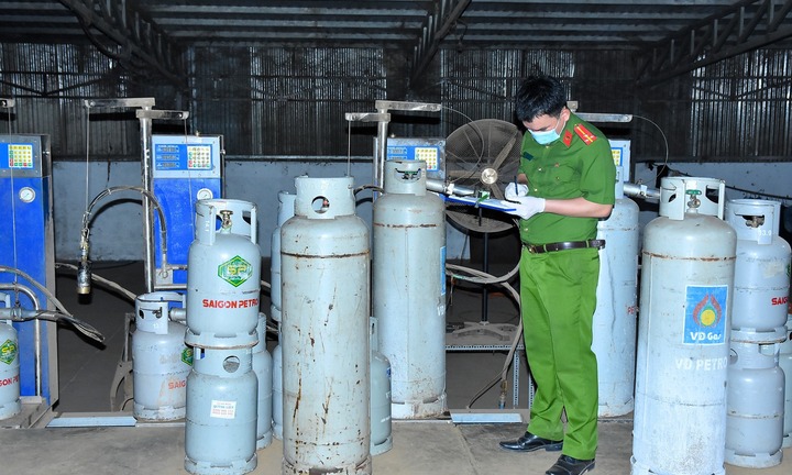 Triệt phá 10 điểm làm gas giả ở Đồng Nai, tạm giữ nhiều xe bồn, 4.000 bình gas
