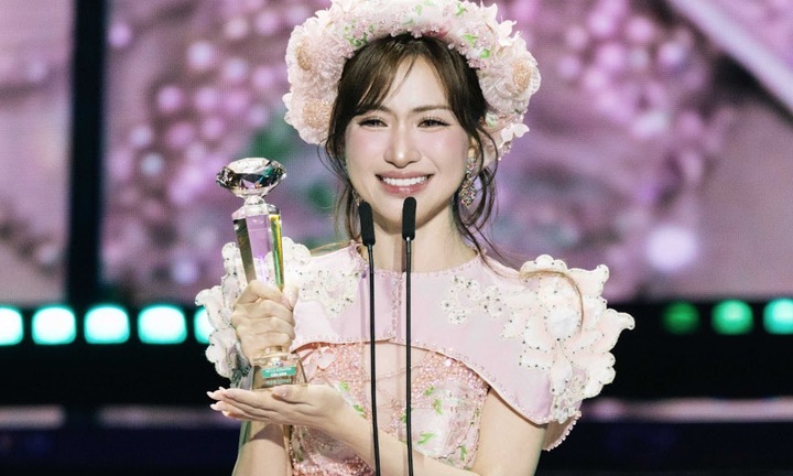 Hòa Minzy khóc nhắn nhủ con trai khi thắng lớn tại Làn Sóng Xanh 2025