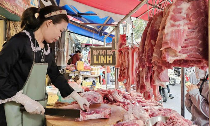 Chưa kịp sắm Tết, bà nội trợ đã ‘đau đầu’ vì giá thịt, trứng