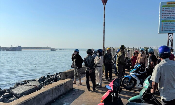 Chìm tàu cá tại cửa biển La Gi, 1 người chết