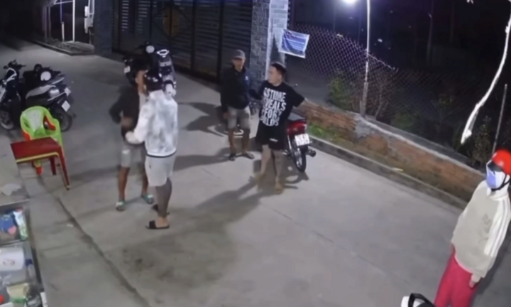 Mang mã tấu tìm người lúc rạng sáng, kết cục một người tử vong