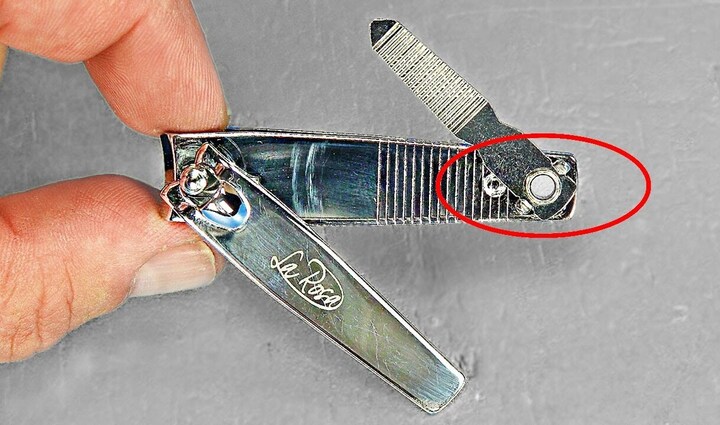 Bật mí công dụng bất ngờ của lỗ nhỏ trên bấm móng tay