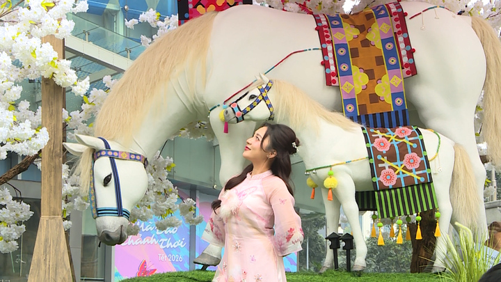 Robot ngựa giống như thật thu hút người dân check-in tại Hà Nội