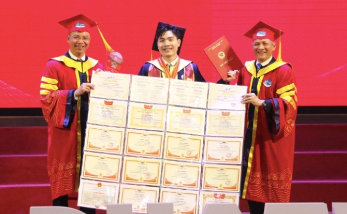 Nam sinh thủ khoa mang 'bộ sưu tập' 22 giấy khen lên nhận bằng tốt nghiệp