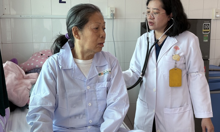 Đảm bảo sức khỏe cho người cao tuổi khi thời tiết giao mùa