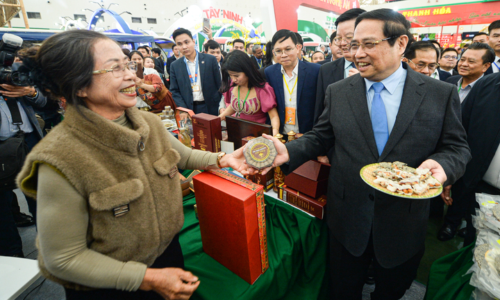 Thủ tướng Phạm Minh Chính đội nón lá, thưởng thức kẹo cu đơ tại Hội chợ mùa Xuân 2026