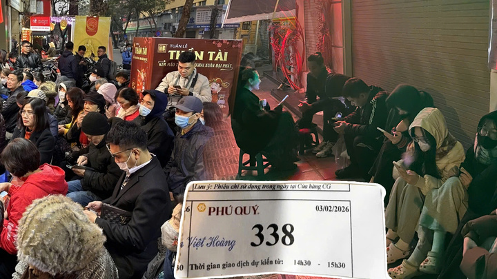 Xếp hàng xuyên đêm mua vàng: 500 nghìn đồng một vị trí, 'cò giữ chỗ' lên ngôi