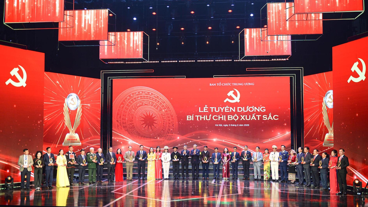Toàn cảnh Lễ tuyên dương Bí thư chi bộ xuất sắc và trao giải Búa liềm Vàng 2025
