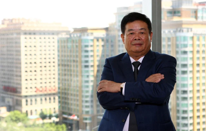 Vị tỷ phú 'bắt' con trai làm công nhân, quyên nửa tài sản làm từ thiện