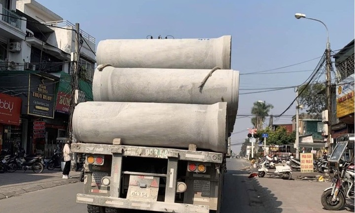 Phạt 10 triệu đồng tài xế xe đầu kéo chở ống cống chênh vênh trên đường