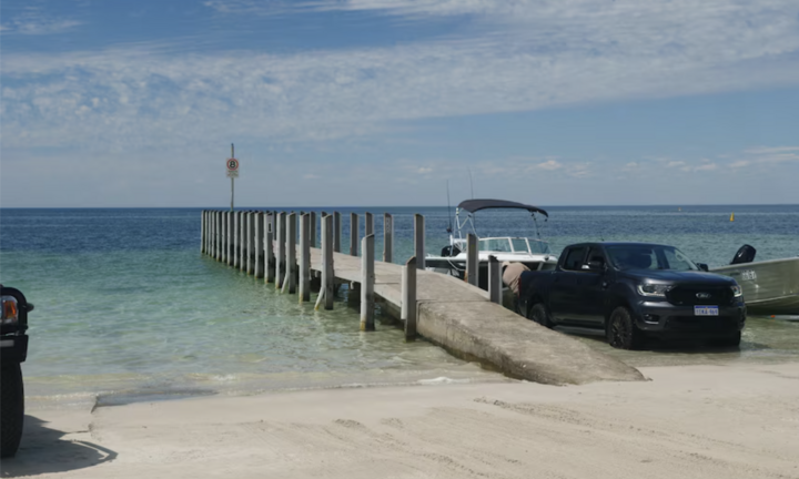 Cả nhà bị cuốn trôi, cậu bé 13 tuổi bơi 4 tiếng trong sóng dữ tìm người cứu