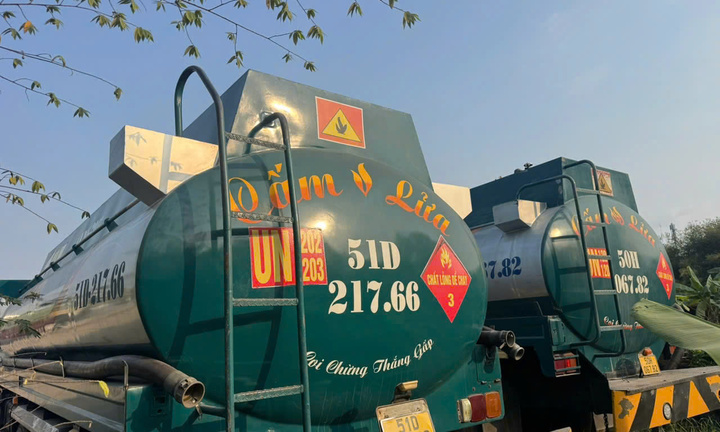 Triệt phá đường dây làm xăng giả ở TP.HCM, bắt giam 8 người