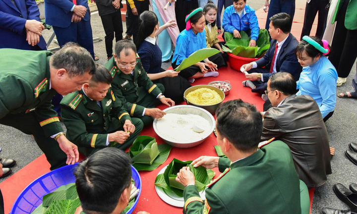 Thắm tình Xuân Biên phòng tại xã vùng biên Quảng Ninh