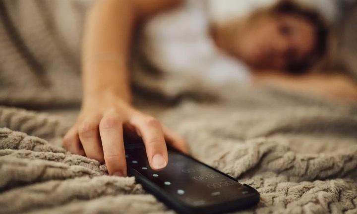 Điện thoại có thực sự 'nghỉ ngơi' khi bạn đang ngủ?