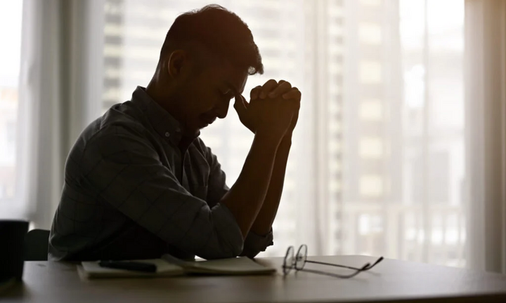 Vợ tôi thường xuyên phải đi công tác cùng người yêu cũ