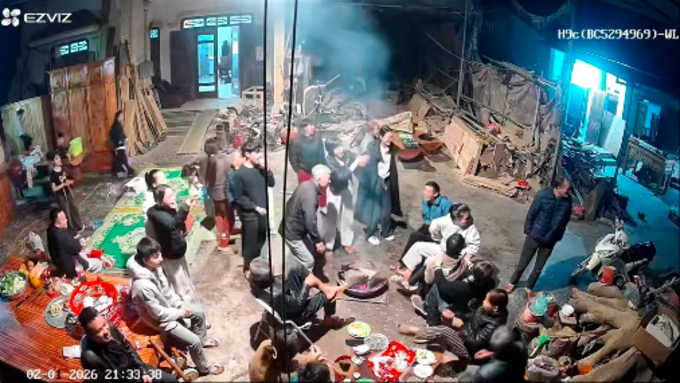 Clip cả họ nhảy cẫng lên khi cháu trai đi xem mắt về khiến dân mạng cười lăn