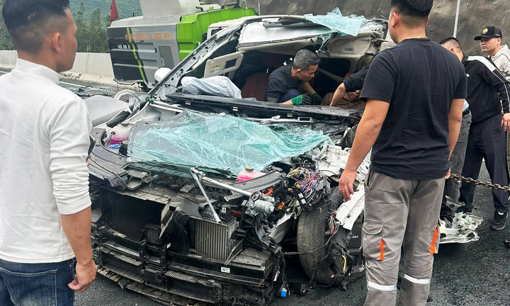 Ô tô con nát bét sau cú tông xe hút rác trên cao tốc, tài xế may mắn sống sót