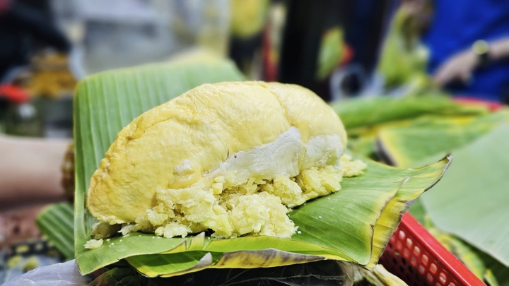 Vợ chồng trẻ bán món xôi lạ, khách chen chân bốc số chờ mua