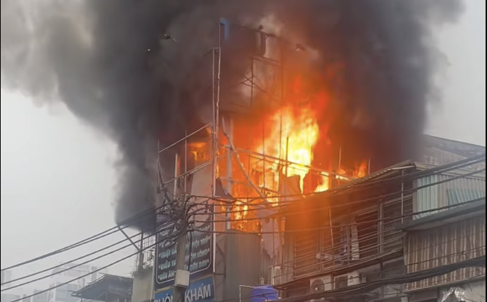 Ngôi nhà trên phố Hà Nội cháy ngùn ngụt ngày giáp Tết