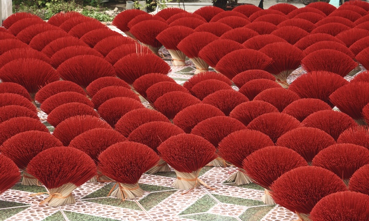 Giữa TP.HCM, một làng nhang hong nắng gọi Tết về