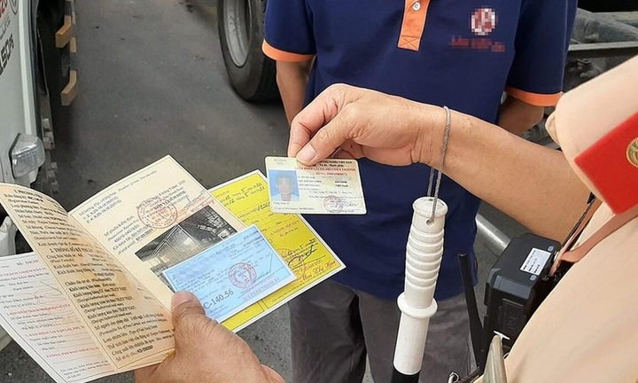 Quên mang giấy tờ khi lái ô tô, xe máy, làm sao để không bị phạt tiền?
