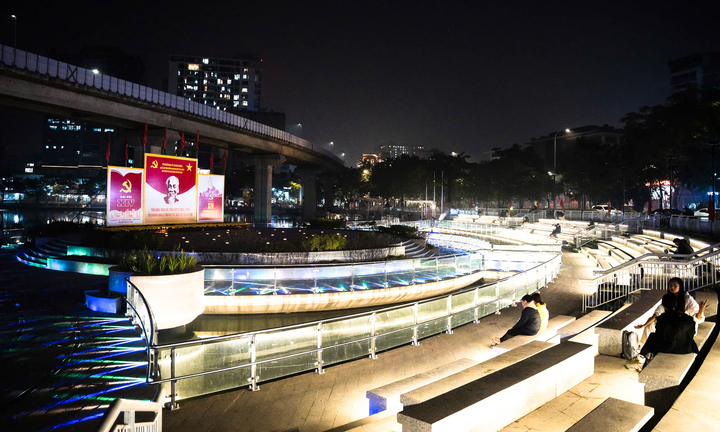 Ngắm hồ Đống Đa lung linh về đêm sau cải tạo