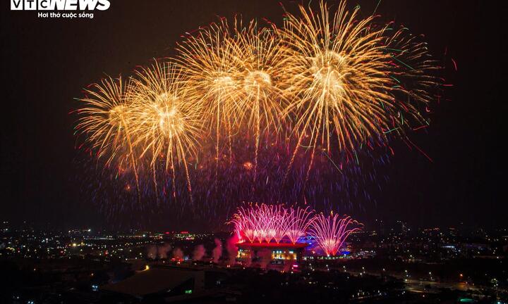 Pháo hoa và bí mật tạo hình trên bầu trời