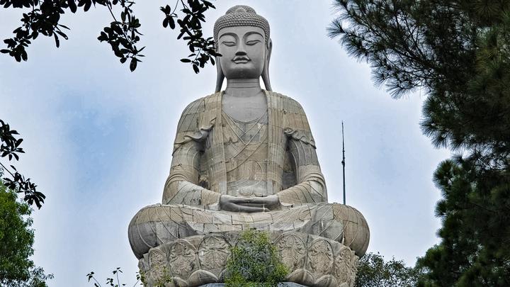 Chiêm bái tượng Phật A Di Đà 3.000 tấn bằng đá xanh tại ngôi chùa nghìn năm tuổi