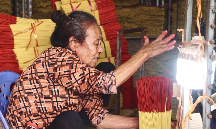 Tháng Chạp tất bật ở làng nhang nổi tiếng ở TP.HCM