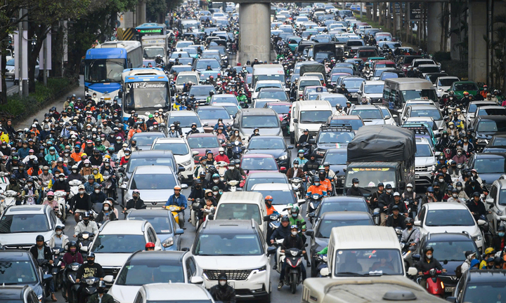 Cận Tết, ô tô chiếm trọn 6 làn đường Hà Nội, xe máy ‘leo’ vỉa hè né tắc