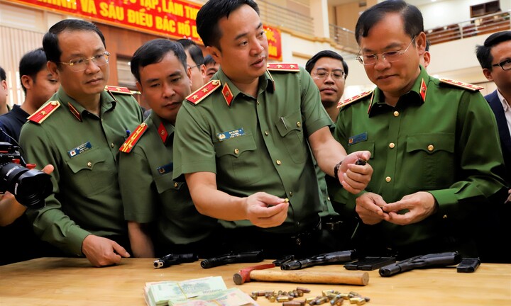 Toàn cảnh buổi công bố chi tiết bắt giữ 2 nghi phạm cướp ngân hàng tại Gia Lai