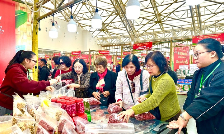 Bỏ túi hàng trăm triệu tại Hội chợ Mùa Xuân vì khách mê tỏi cô đơn Lý Sơn 