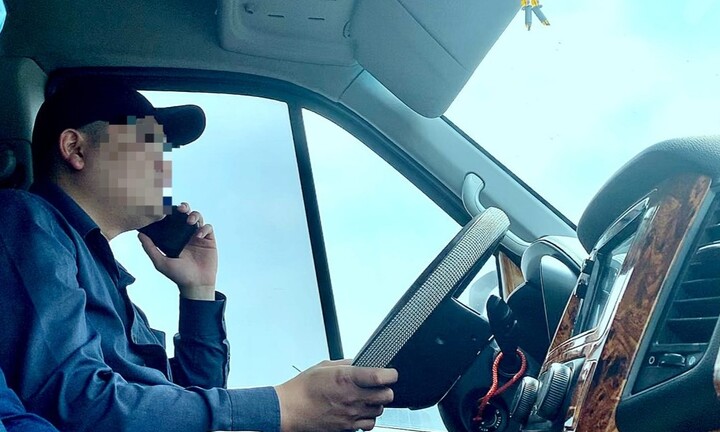 Tài xế nghe điện thoại khi ô tô đang chờ đèn đỏ có bị phạt?