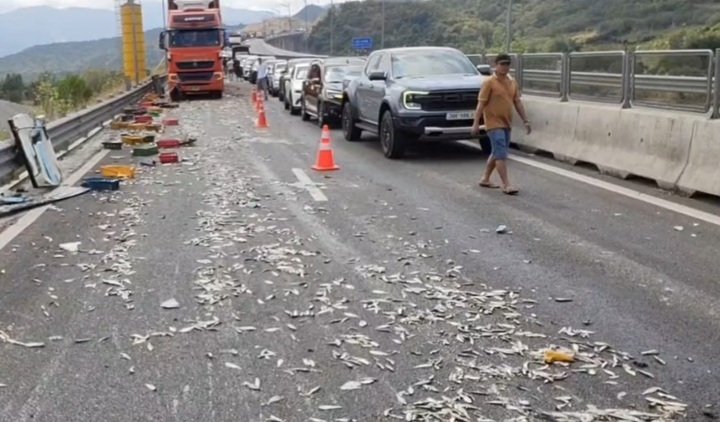 4 ô tô va chạm trên cao tốc Cam Lâm - Vĩnh Hảo, ùn tắc kéo dài