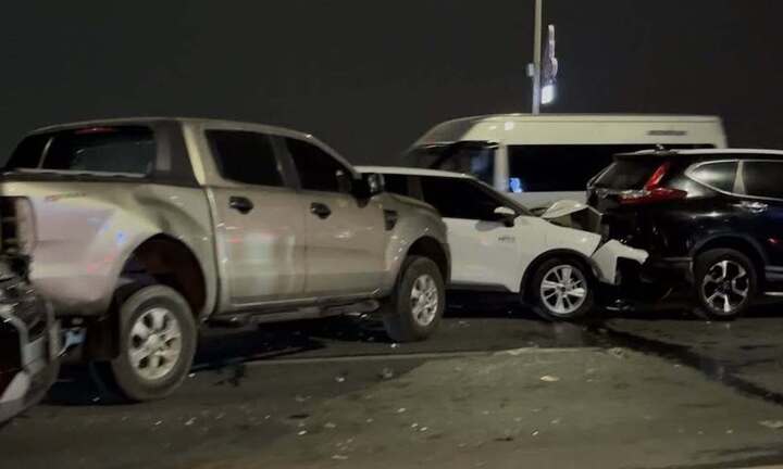 Tai nạn liên hoàn trên cầu Nhật Tân, hướng đi sân bay Nội Bài ùn tắc