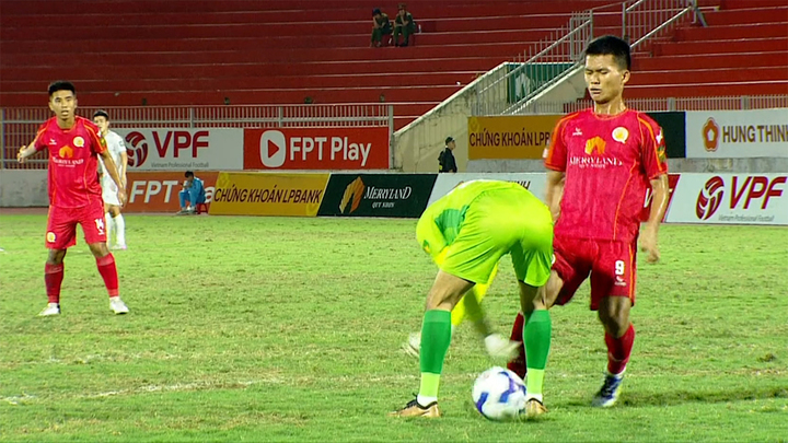 Thủ môn mắc sai lầm độc lạ ở giải Hạng Nhất