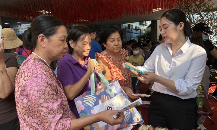 Phiên chợ Tết đặc biệt với bệnh nhân nghèo ở TP.HCM