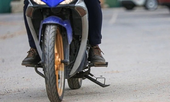Mức phạt cao nhất khi đi xe máy mà không gạt chân chống