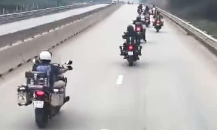 Xử phạt nhóm người nước ngoài đi mô tô phân khối lớn vào cao tốc