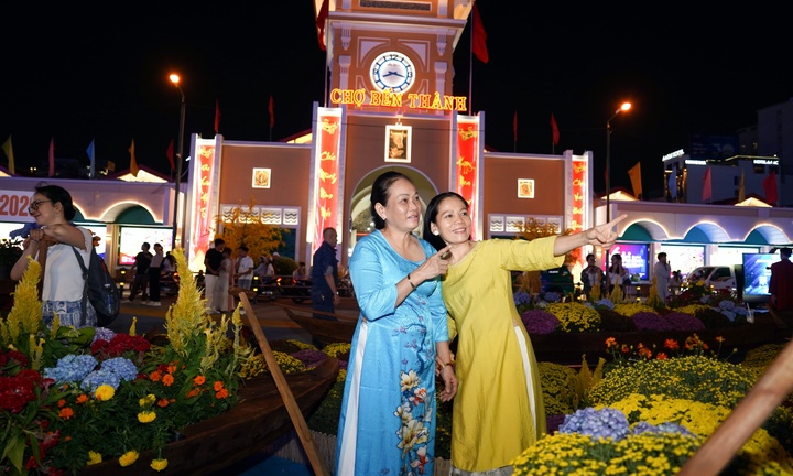 Người dân TP.HCM 'xuyên đêm' check-in Tết 