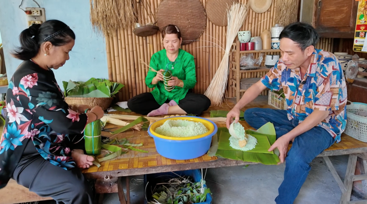 Xóm bánh tét nức tiếng TP.HCM đỏ lửa giữ hồn Tết