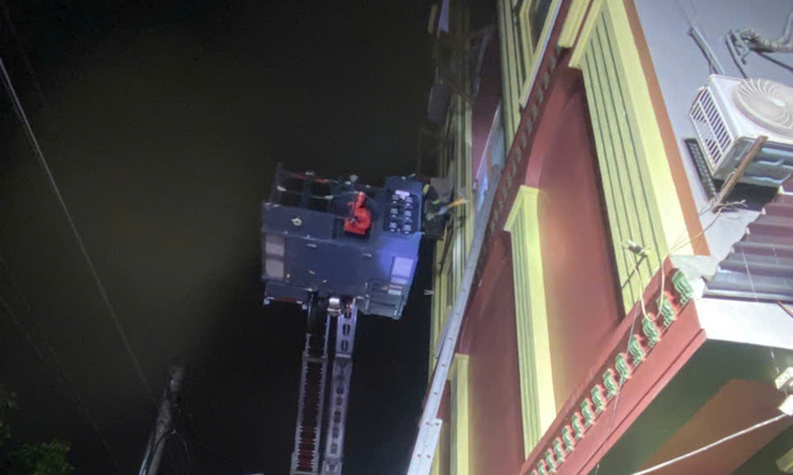 Cứu 15 người thoát khỏi đám cháy quán cà phê ở Hà Nội