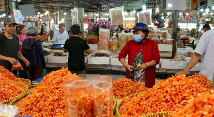 Người dân TP.HCM tất bật mua bánh mứt, tôm cá khô làm quà biếu Tết