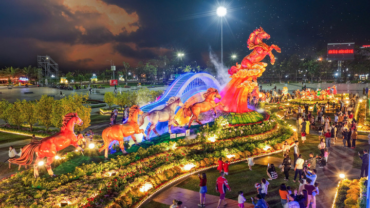Dòng người đổ về Gia Lai xem khánh thành linh vật mừng xuân Bính Ngọ