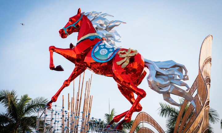 Ngắm đường hoa 'Tết ta một nhà' cùng linh vật 'Xích mã Thăng Long' của Đắk Lắk