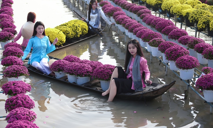 Làng hoa Sa Đéc rực sắc xuân, thiếu nữ mặc áo bà ba thi nhau check-in