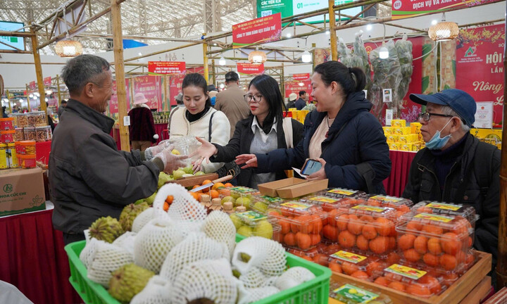 Gian hàng bán thực phẩm Tết nườm nượp khách tại Hội chợ Mùa Xuân 2026