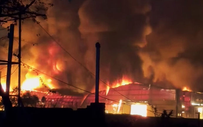 Xưởng nhựa hơn 1.000m² ở Hưng Yên bốc cháy dữ dội trong đêm