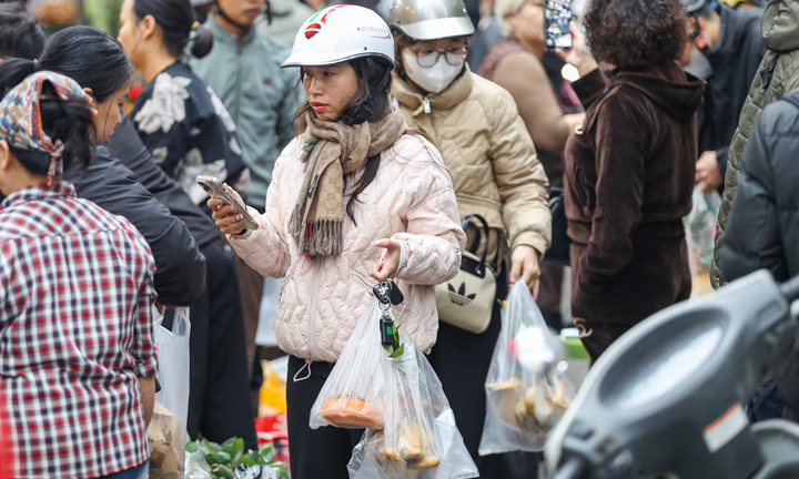 Giá đồ lễ cúng ông Công ông Táo rẻ hơn mọi năm, người Hà Nội tấp nập mua