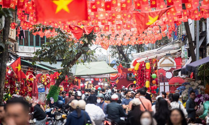 Khám phá phiên chợ lâu đời nhất Hà Nội, mỗi năm mở bán một lần